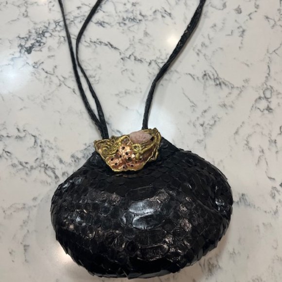 Leather 'snakeskin' purse with unique clasp - Picture 1 of 6